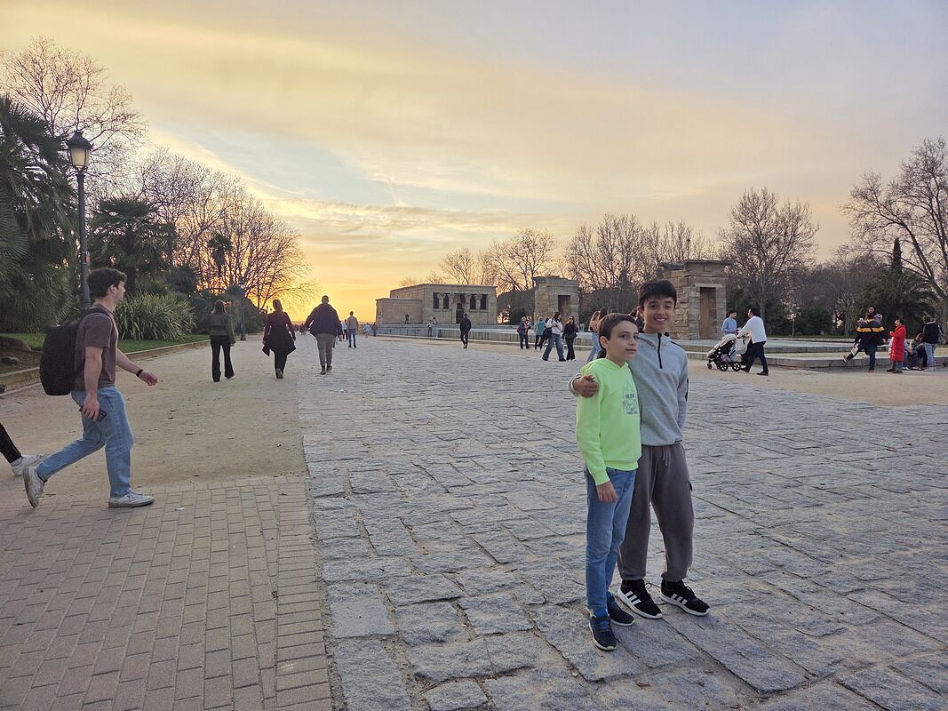 Nico y Bruno delante del Templo de Debod al atardecer, en Madrid