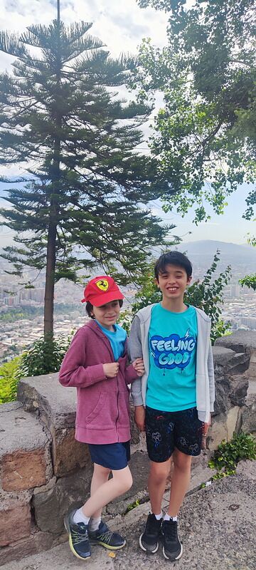 Nico y Bruno en un mirador del cerro San Cristóbal con Santiago de Chile al fondo