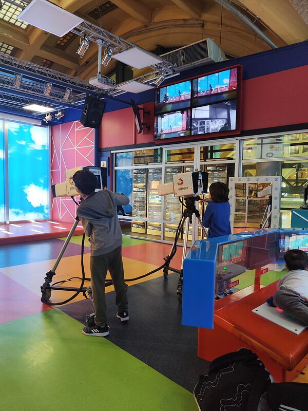 Nico manejando una cámara de televisión en el estudio del Museo de los Niños del Abasto