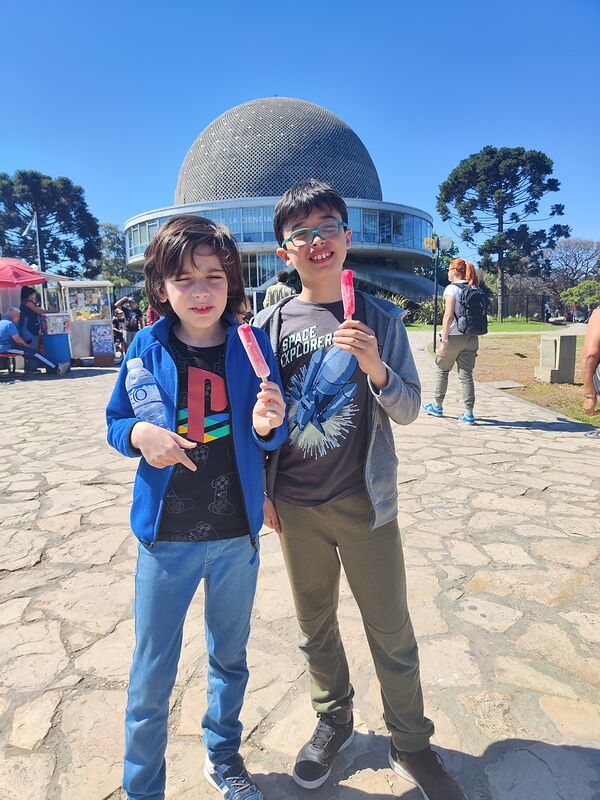 Nico y Bruno con un helado delante de la cúpula del Planetario de Buenos Aires